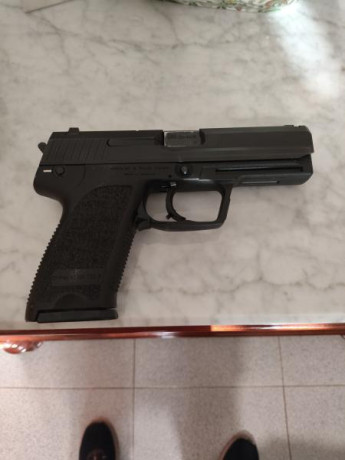 Vendo pistola HK modelo USP calibre 9mm x19 con dos cargadores funda y maletín de transporte como nueva 01