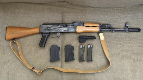 Se vende Rak-9 calibre 9mm. Réplica de AK47. Marca Chiappa. Muy pocos disparos. La compré hace menos de 02