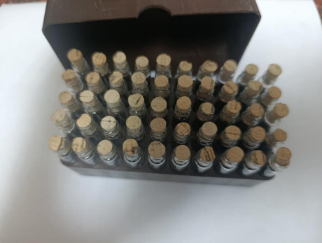 Buenas, se vende 50 tubos monodosis con cierre de corcho, en su envase original RG, pienso q es más de 00