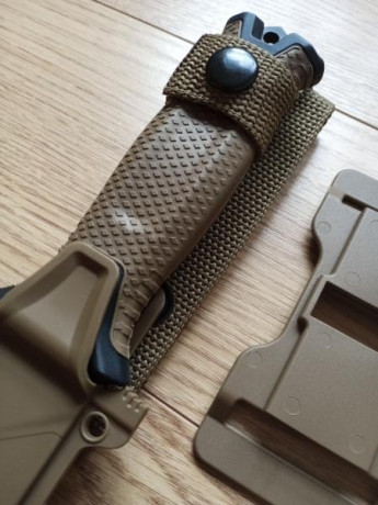 Vendo Gerber StrongArm Coyote con filo Liso, hoja fabricada en acero 420HC con revestimiento cerámico 00