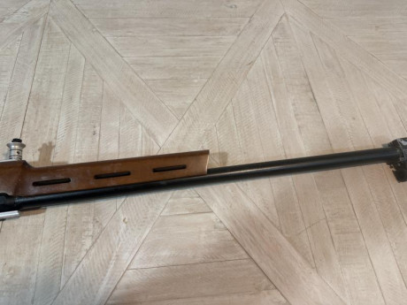 Montado sobre culata Anschutz con beding, también dispongo de la culata original.
dispone de miras cerradas 00