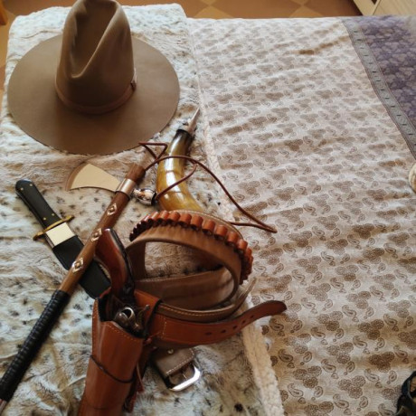 Vendo revólver Uberti calibre 44-40 de 4 y 3/4" de cañón, pavonado en negro intenso y armazón jaspeado. 02