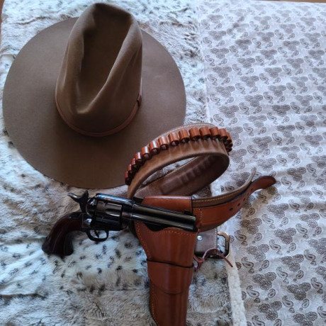 Vendo revólver Uberti calibre 44-40 de 4 y 3/4" de cañón, pavonado en negro intenso y armazón jaspeado. 01