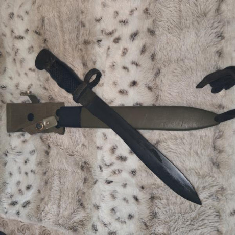 Vendo bayoneta Cetme C en magnífico estado, aún tiene aceite en la hoja. Se puede ver en Madrid, precio 01