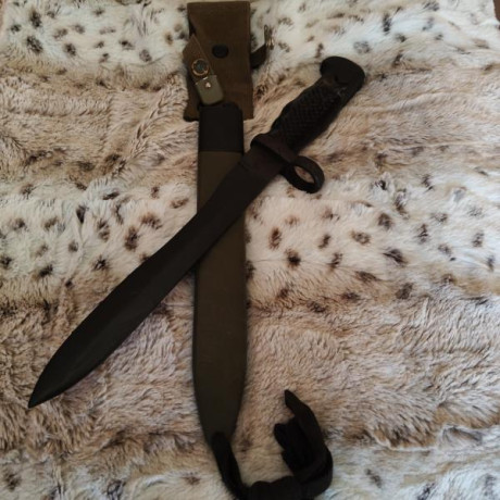 Vendo bayoneta Cetme C en magnífico estado, aún tiene aceite en la hoja. Se puede ver en Madrid, precio 00