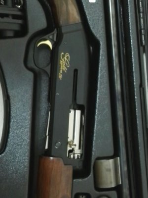 Escopeta Browning a estrenar ni un solo tiro calibre 12/76. Nueva 1000€ 00