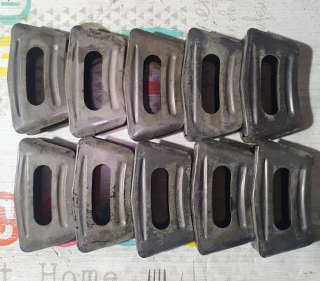 Hola! Vendo estos diez peines para cinco cartuchos del 8 Lebel del fusil Berthier. Pido veinte euros, 00