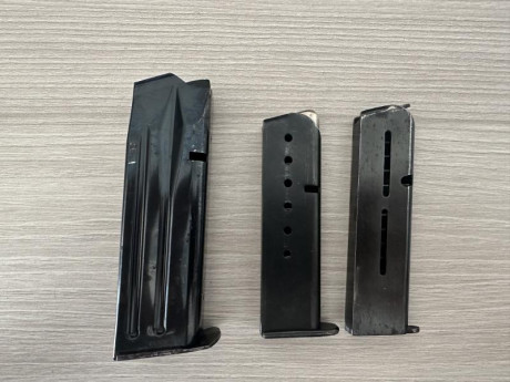 VENDIDOS cargadores. A 20€ unidad 
Izquierda LLAMA 9Pb 
Los otros 2, 9 corto o 380 nos e de que modelo 00
