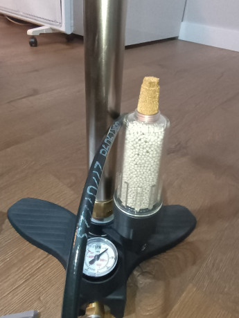 Bomba de alta presión, hasta 300 bares para cargar PCP.
Incluye sistema de filtro secante (Dry Pack) para 01