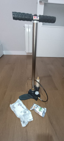 Bomba de alta presión, hasta 300 bares para cargar PCP.
Incluye sistema de filtro secante (Dry Pack) para 00