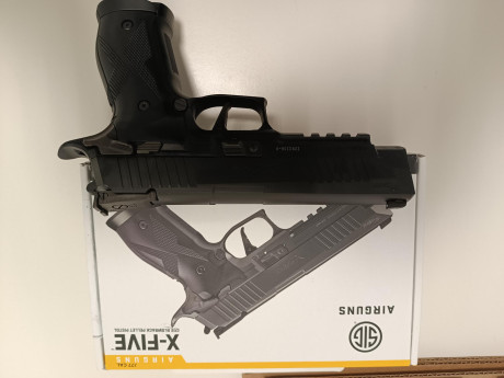 Pistola semiautomática de CO2. Utiliza un cargador con capacidad para 20 balines, incorpora cañón estriado 02