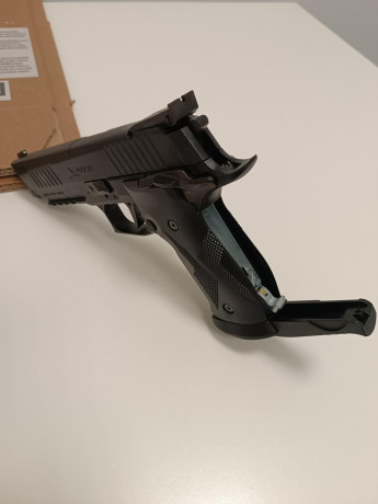 Pistola semiautomática de CO2. Utiliza un cargador con capacidad para 20 balines, incorpora cañón estriado 01
