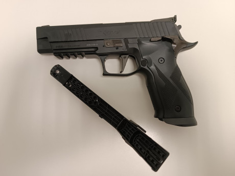 Pistola semiautomática de CO2. Utiliza un cargador con capacidad para 20 balines, incorpora cañón estriado 00