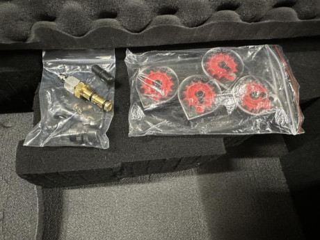 PARA INICIARSE EN EL PCP

Diseño de Bullpup, carga manual, acción de perno lateral
Precisión del cañón 12