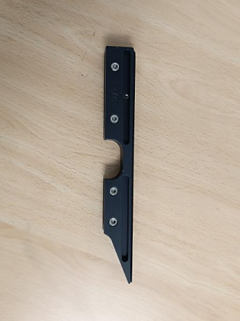 En venta 2 railes para elevar el visor en carril de 11 mm.
 
Rail color plata 

Está fabricado por Bruno 00