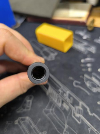 Sin apenas disparos, solo desgaste del porte.  
Lleva punto de mira de tritio y cañón extra con rosca 11