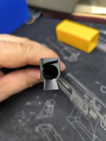 Sin apenas disparos, solo desgaste del porte.  
Lleva punto de mira de tritio y cañón extra con rosca 10