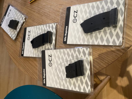 Buenos días. Vendo cargadores nuevos a estrenar originales en polimero para CZ 452, 455 o 457 en 22lr. 01