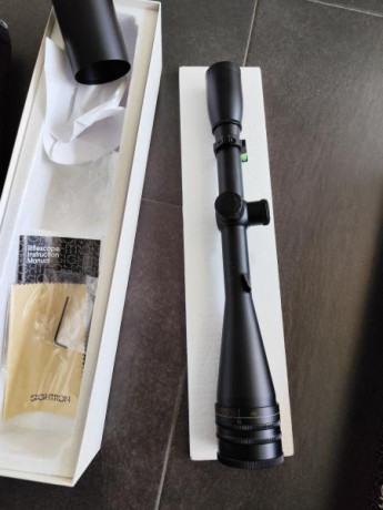 Con retícula cruz fina y punto central, con anillas carril 11mm. ,nivel burbuja, caja y funda original 01