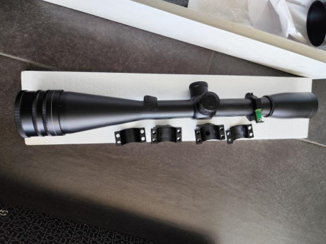 Con retícula cruz fina y punto central, con anillas carril 11mm. ,nivel burbuja, caja y funda original 00