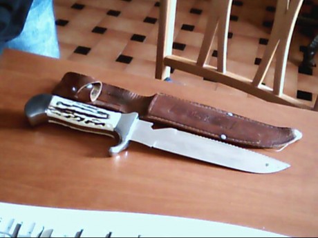 Pues eso, tengo un cuchillo de 18cm de hoja, 16cm de filo liso y en el otro lado tiene una ligera sierra, 00