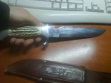 Pues eso, tengo un cuchillo de 18cm de hoja, 16cm de filo liso y en el otro lado tiene una ligera sierra, 51