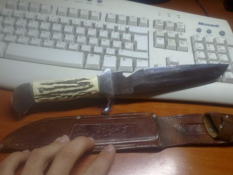 Pues eso, tengo un cuchillo de 18cm de hoja, 16cm de filo liso y en el otro lado tiene una ligera sierra, 50