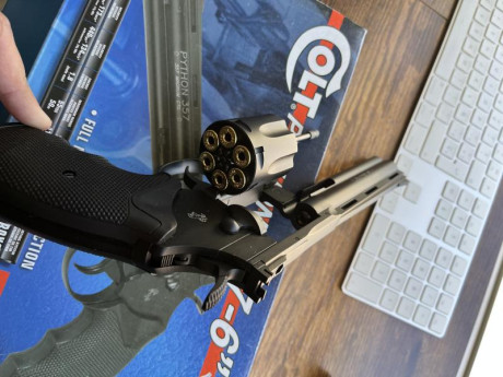 Buenas,

Vendo replica airsoft de revolver Colt Python de metal.

Precio: 75€

Funciona perfectamente. 01