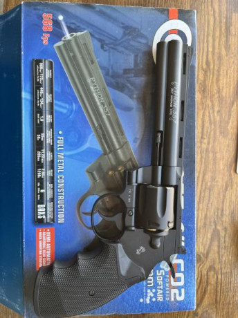 Buenas,

Vendo replica airsoft de revolver Colt Python de metal.

Precio: 75€

Funciona perfectamente. 00