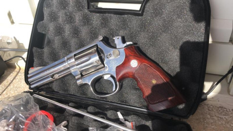Por tema de cupo y deseo de nueva adquisición saco a la venta este revólver de colección.
 
Es un 686 02