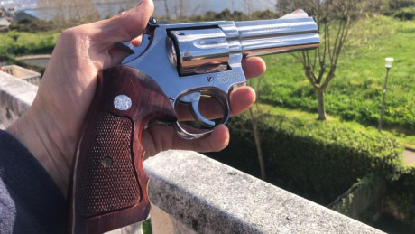 Por tema de cupo y deseo de nueva adquisición saco a la venta este revólver de colección.
 
Es un 686 01