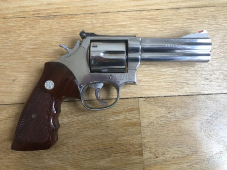 Por tema de cupo y deseo de nueva adquisición saco a la venta este revólver de colección.
 
Es un 686 21