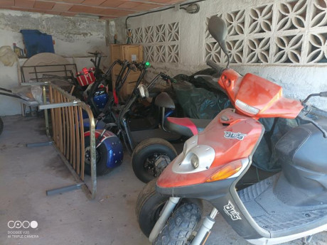 Como reza el titulo tengo guardadas y cogiendo polvo literalmente;
-2 citycocos de 2 ruedas con baterías 01