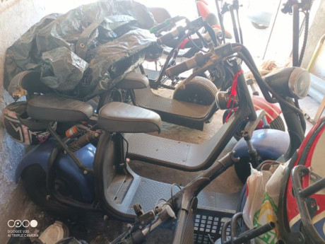 Como reza el titulo tengo guardadas y cogiendo polvo literalmente;
-2 citycocos de 2 ruedas con baterías 12