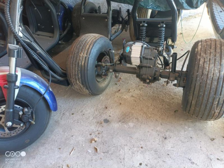 Como reza el titulo tengo guardadas y cogiendo polvo literalmente;
-2 citycocos de 2 ruedas con baterías 11