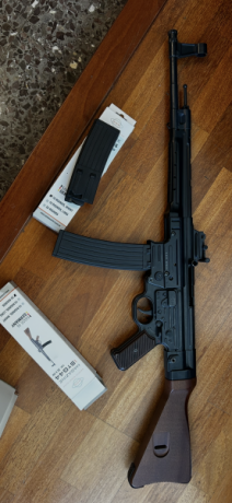 Se vende esta arma en inmaculado estado con dos cargadores (uno de 10 y el otro de 25), dispara sin ninguna 00