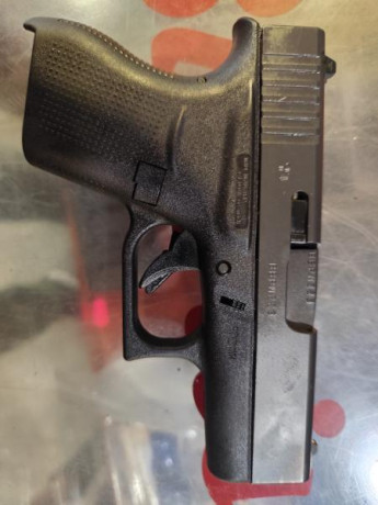 Hola pongo en venta la Glock 43 con su maletín completo y tres cargadores.Precio 400 eur.Telefono 671073154. 11