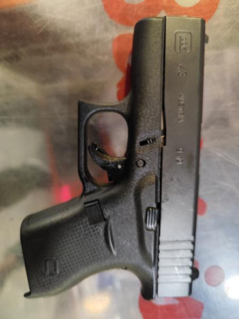 Hola pongo en venta la Glock 43 con su maletín completo y tres cargadores.Precio 400 eur.Telefono 671073154. 02