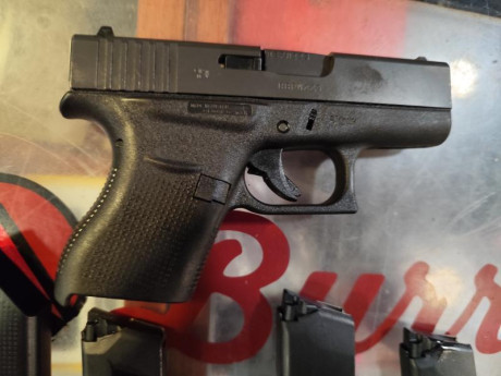 Hola pongo en venta la Glock 43 con su maletín completo y tres cargadores.Precio 400 eur.Telefono 671073154. 00