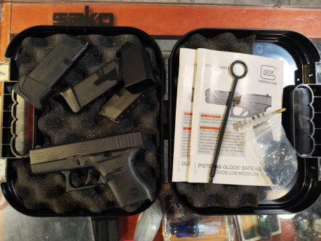 Hola pongo en venta la Glock 43 con su maletín completo y tres cargadores.Precio 400 eur.Telefono 671073154. 10