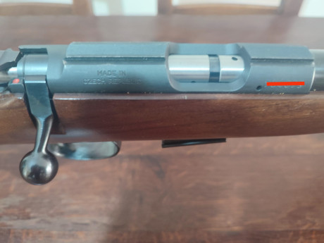 Se vende carabina CZ 452-2E ZKM en calibre .22 WMR (.22 Magnum), un modelo clásico muy apreciado por su 10