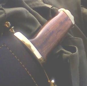 Pues eso, tengo un cuchillo de 18cm de hoja, 16cm de filo liso y en el otro lado tiene una ligera sierra, 72