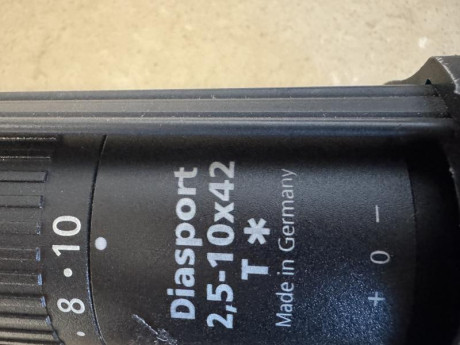 Visor Zeiss de 2.5-10x42. En muy buen estado. Con su caja y libros. Retícula con círculo central. Por 00