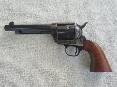 Se vende revolver UBERTI calibre 45 Colt de 5,5" en buen estado,  con certificado de réplica antigua, 02