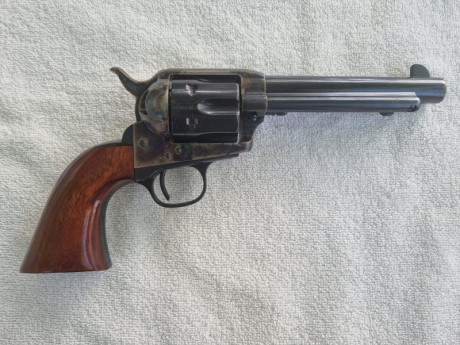 Se vende revolver UBERTI calibre 45 Colt de 5,5" en buen estado,  con certificado de réplica antigua, 01