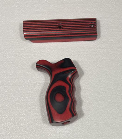 Grip y carrillera para Airmaks Katran en laminado rojo que da un aspecto distinto a la carabina. 60 € 01