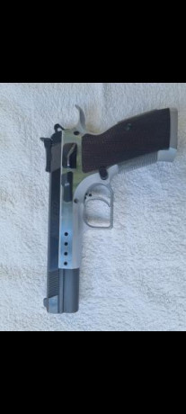 Se vende cargador de Pistola TANFOGLIO LIMITED del 9 Parabellum nuevo. Precio 40 euros. Tlf.607609326 00