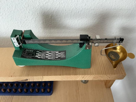 Se vende Balanza de la prestigiosa marca Americana RCBS para recargas precisas y regalo pie de rey calibre 01