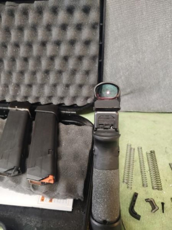 Vendo mi Glock Gen 3 con punto rojo por retirada de los Recorridos de Tiro.
 Tiene estás mejoras: punto 01