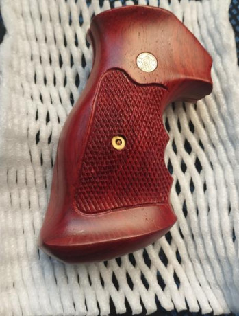 Vendo cachas nueva sin estrenar de Revolver SW tipo 686 o similar construida en madera con muy buenos 01